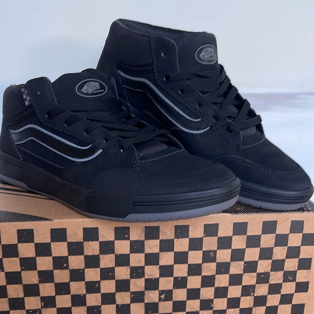 Vans Men’s Zahba Mid Black/Pewter
VN000CBSHR0 Sneakers - Picture 13 of 16